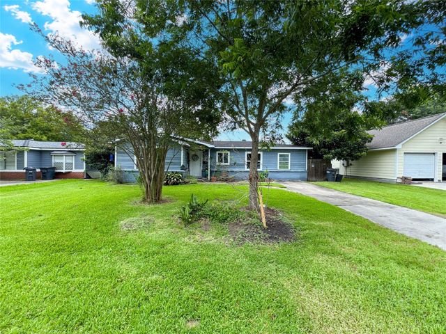 206 Cedar Drive, Hitchcock, TX 77563