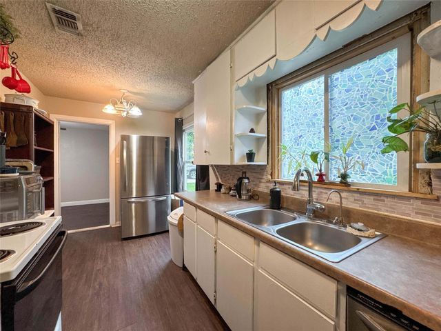206 Cedar Drive, Hitchcock, TX 77563