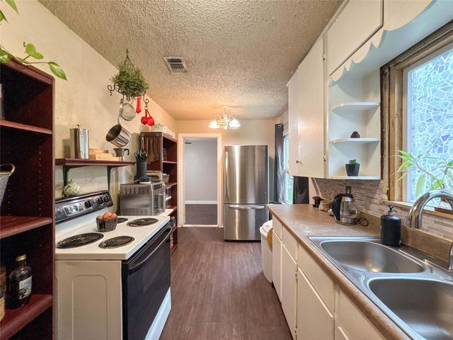 206 Cedar Drive, Hitchcock, TX 77563