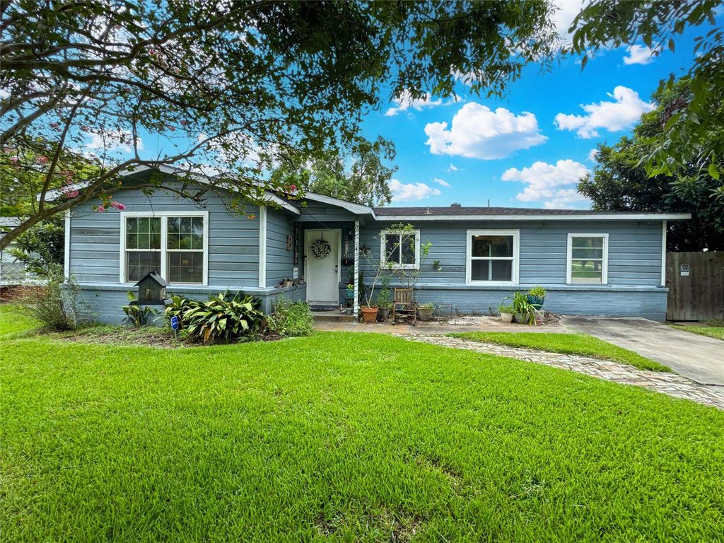 206 Cedar Drive, Hitchcock, TX 77563