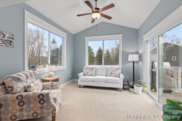 8374 Rose Ridge Drive 70, Rockford, MI 49341