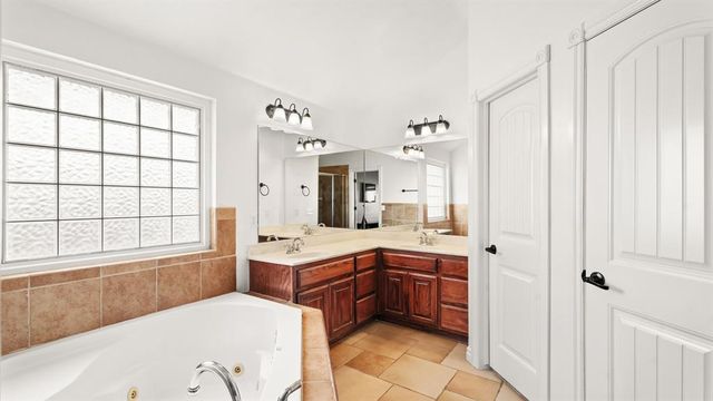 1507 NW 13th Place, Moore, OK 73170