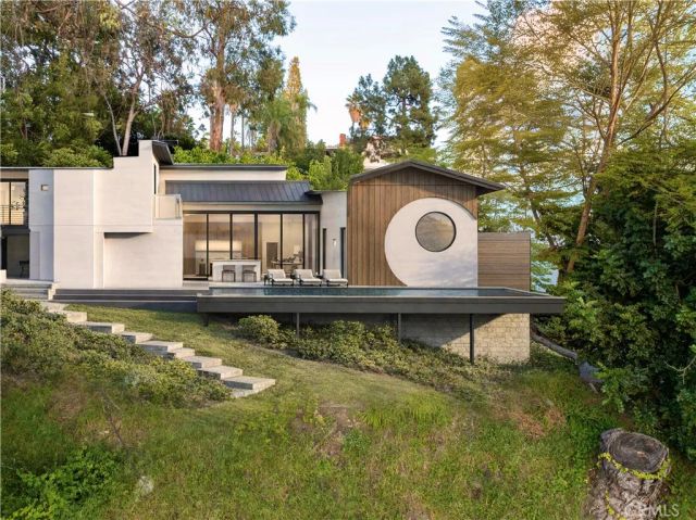 1000 N Bundy, Los Angeles, CA 90049