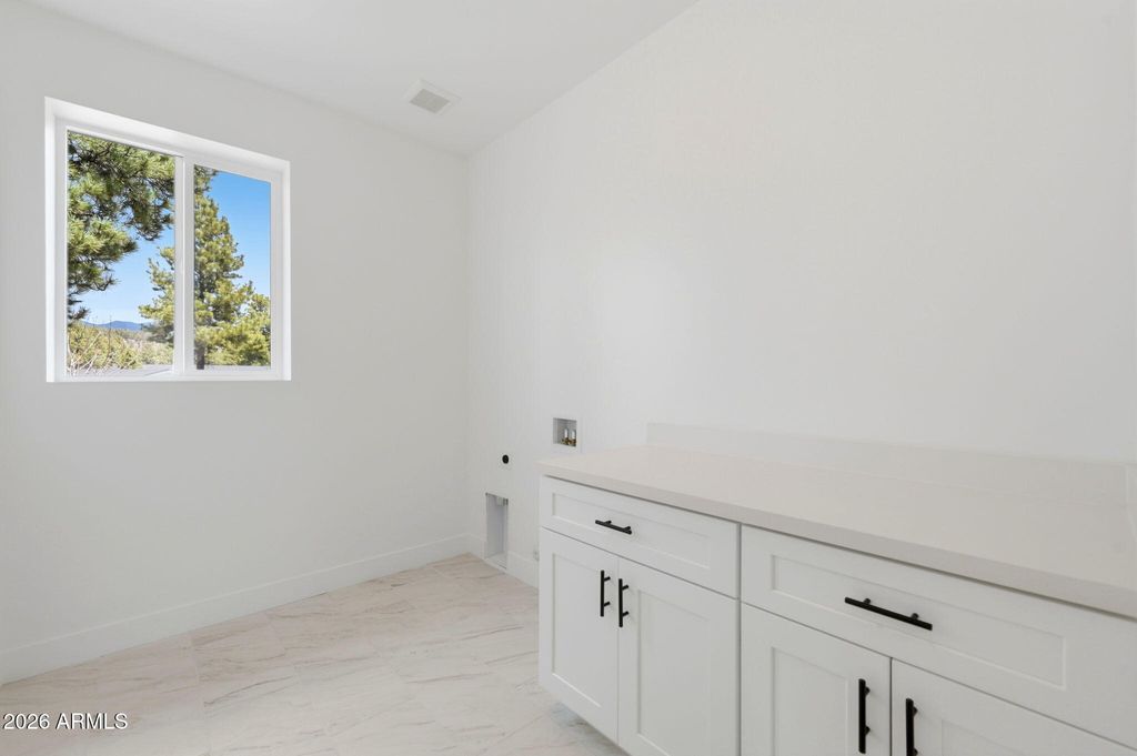 Image 4 of property listing at 2318 S Polaris Way lot 14, Flagstaff, AZ 86001