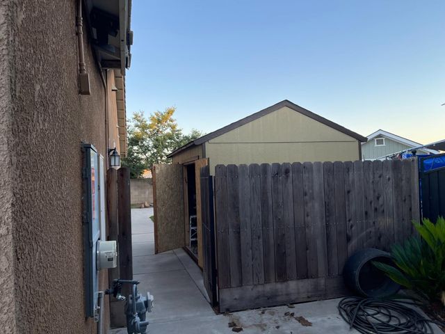 6671 E Harwood Avenue, Fresno, CA 93727