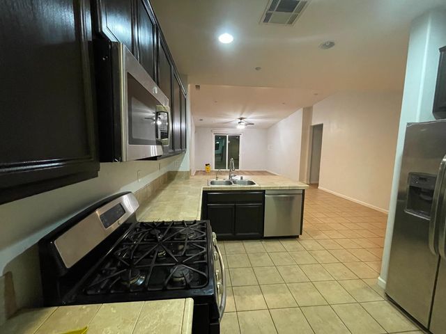 6671 E Harwood Avenue, Fresno, CA 93727