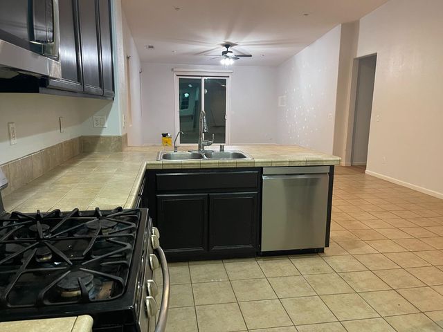 6671 E Harwood Avenue, Fresno, CA 93727