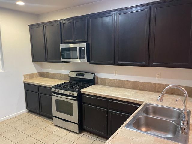 6671 E Harwood Avenue, Fresno, CA 93727