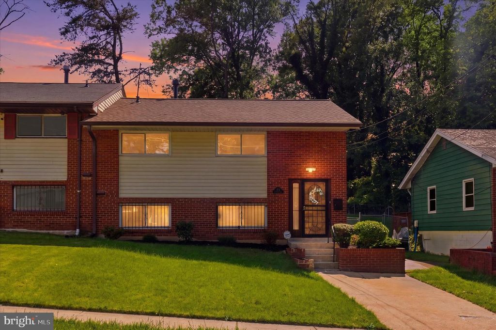 Image 1 of property listing at 824 BOOKER DR, Capitol Heights, MD 20743