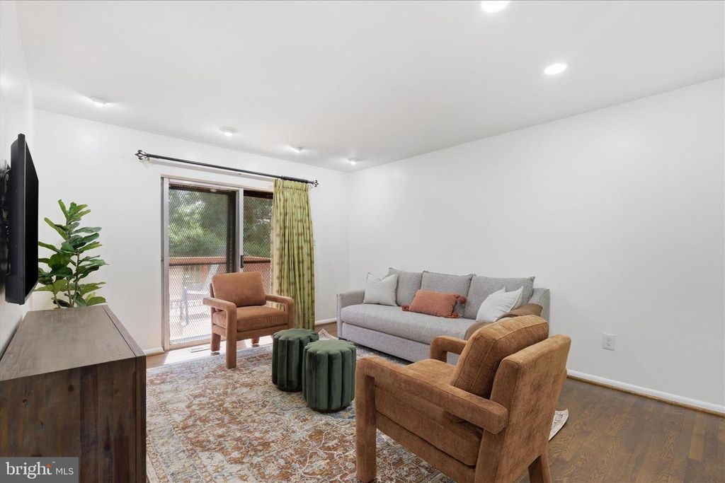 Image 10 of property listing at 824 BOOKER DR, Capitol Heights, MD 20743