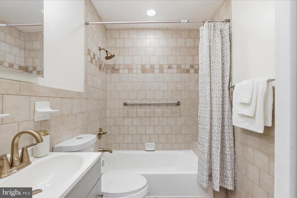Image 15 of property listing at 824 BOOKER DR, Capitol Heights, MD 20743