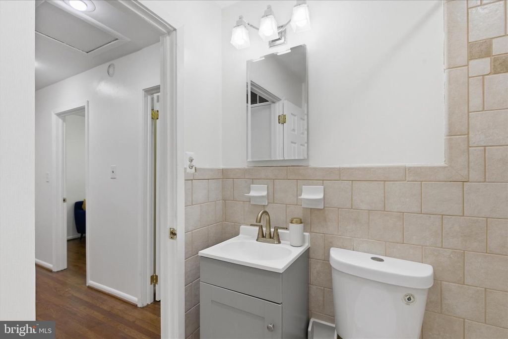 Image 16 of property listing at 824 BOOKER DR, Capitol Heights, MD 20743