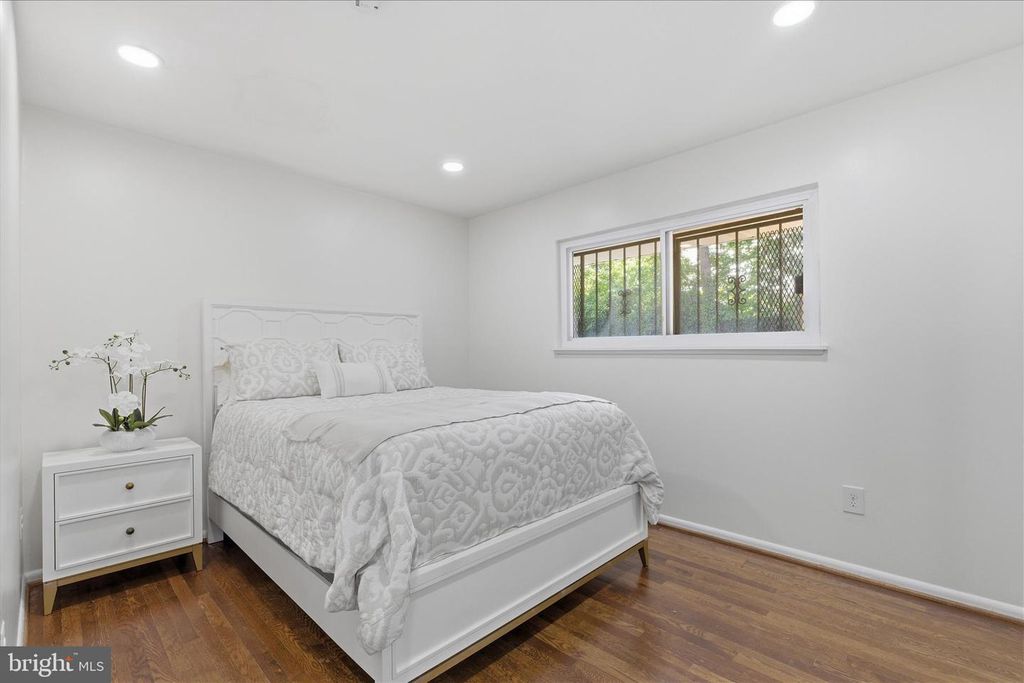 Image 17 of property listing at 824 BOOKER DR, Capitol Heights, MD 20743