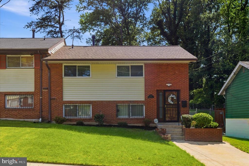 Image 2 of property listing at 824 BOOKER DR, Capitol Heights, MD 20743