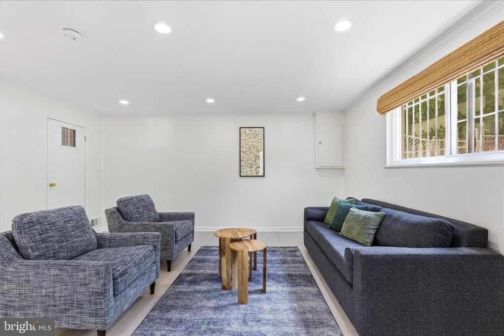 Image 20 of property listing at 824 BOOKER DR, Capitol Heights, MD 20743