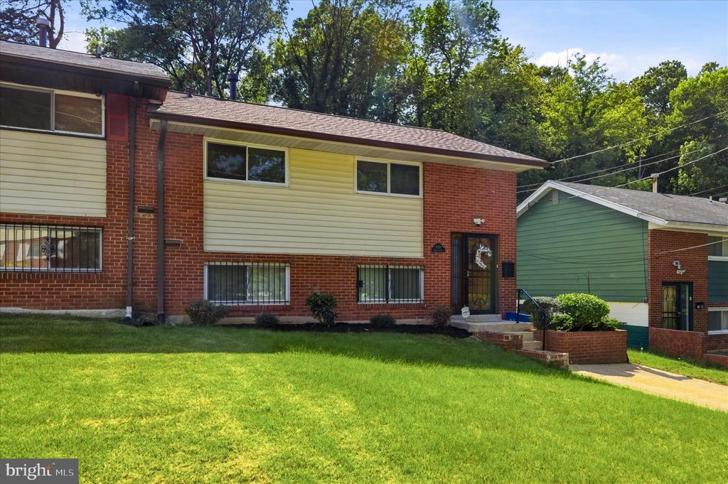 Image 3 of property listing at 824 BOOKER DR, Capitol Heights, MD 20743