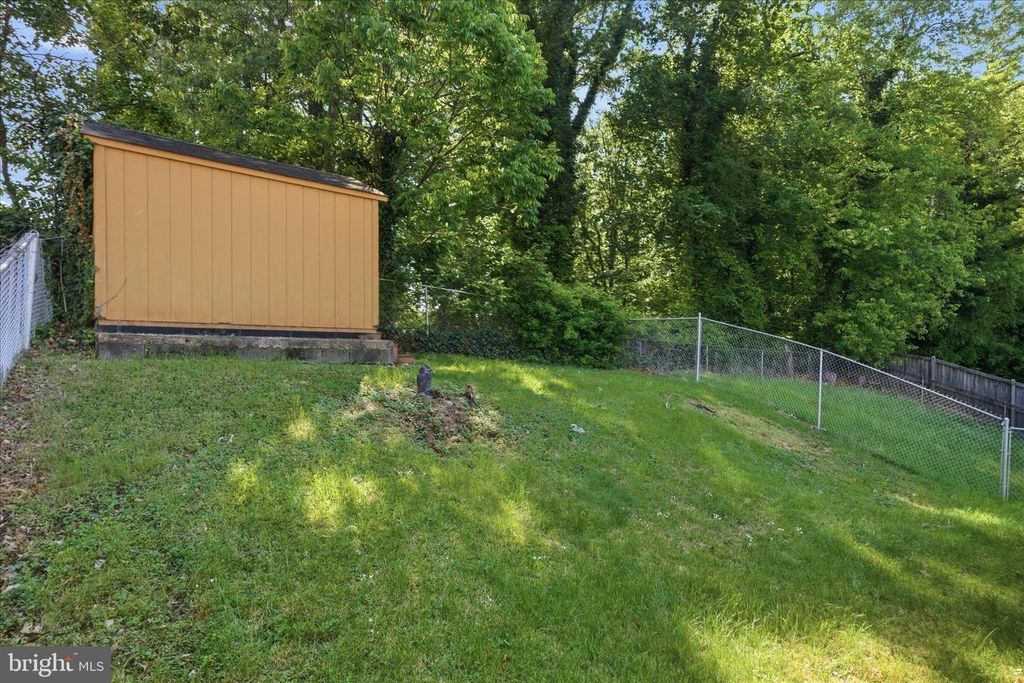Image 35 of property listing at 824 BOOKER DR, Capitol Heights, MD 20743