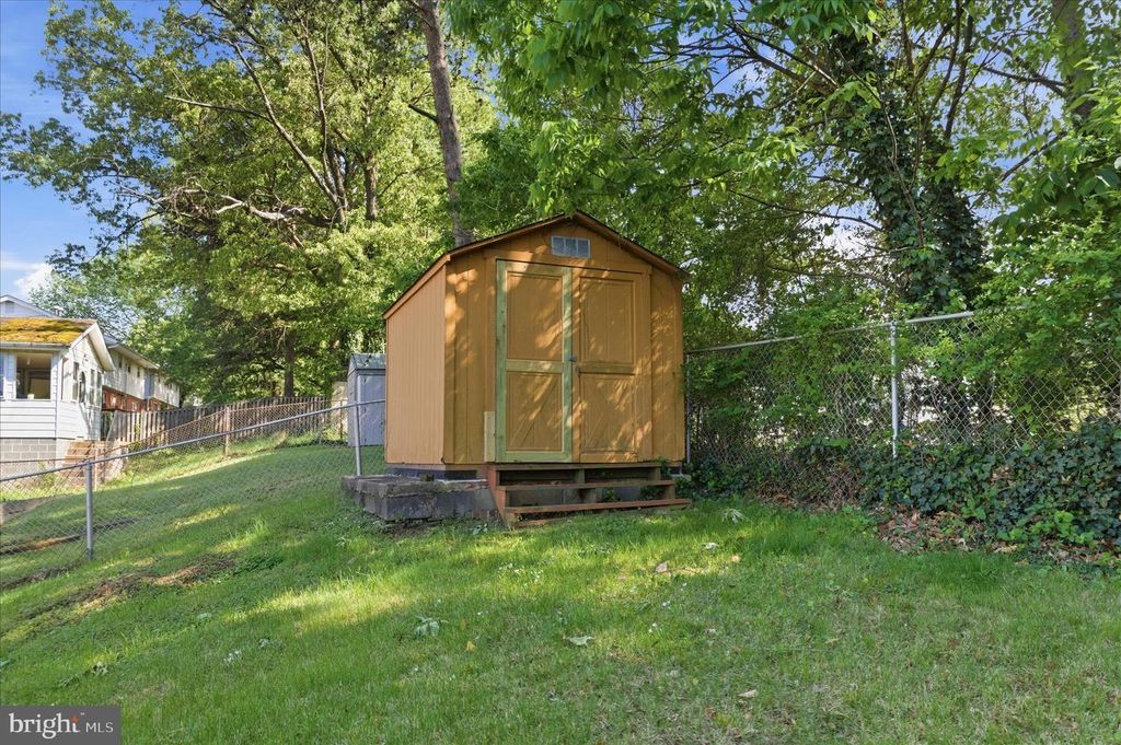 Image 36 of property listing at 824 BOOKER DR, Capitol Heights, MD 20743
