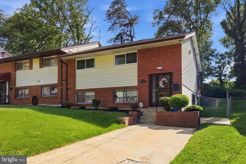 Image 4 of property listing at 824 BOOKER DR, Capitol Heights, MD 20743