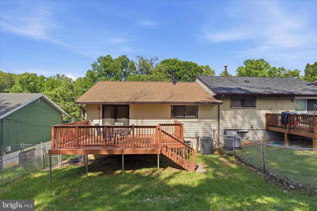 Image 38 of property listing at 824 BOOKER DR, Capitol Heights, MD 20743
