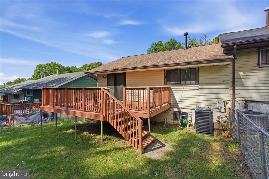 Image 39 of property listing at 824 BOOKER DR, Capitol Heights, MD 20743