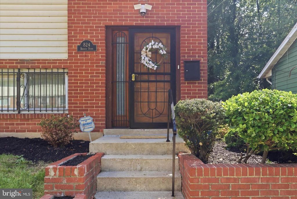 Image 5 of property listing at 824 BOOKER DR, Capitol Heights, MD 20743