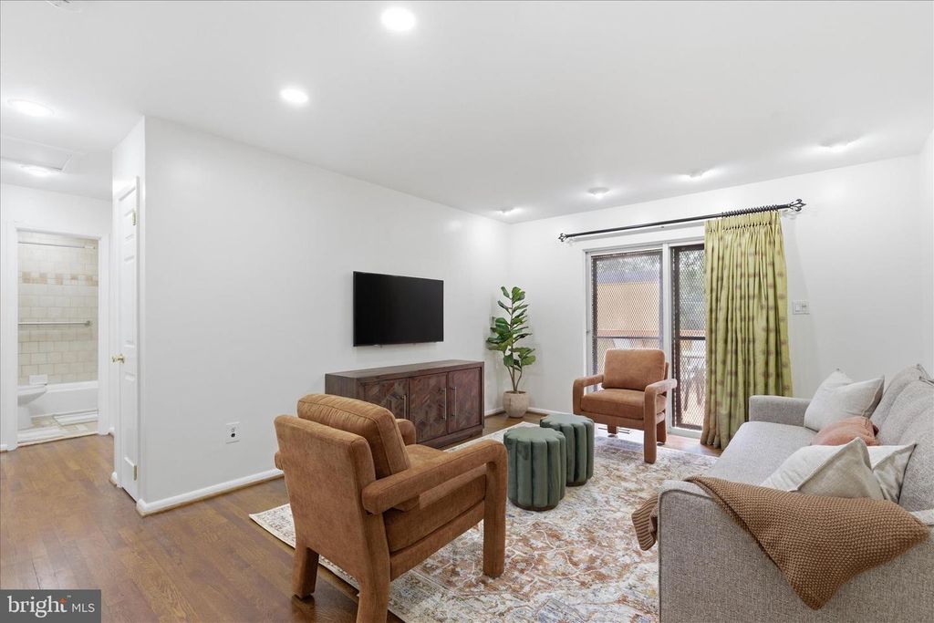 Image 7 of property listing at 824 BOOKER DR, Capitol Heights, MD 20743