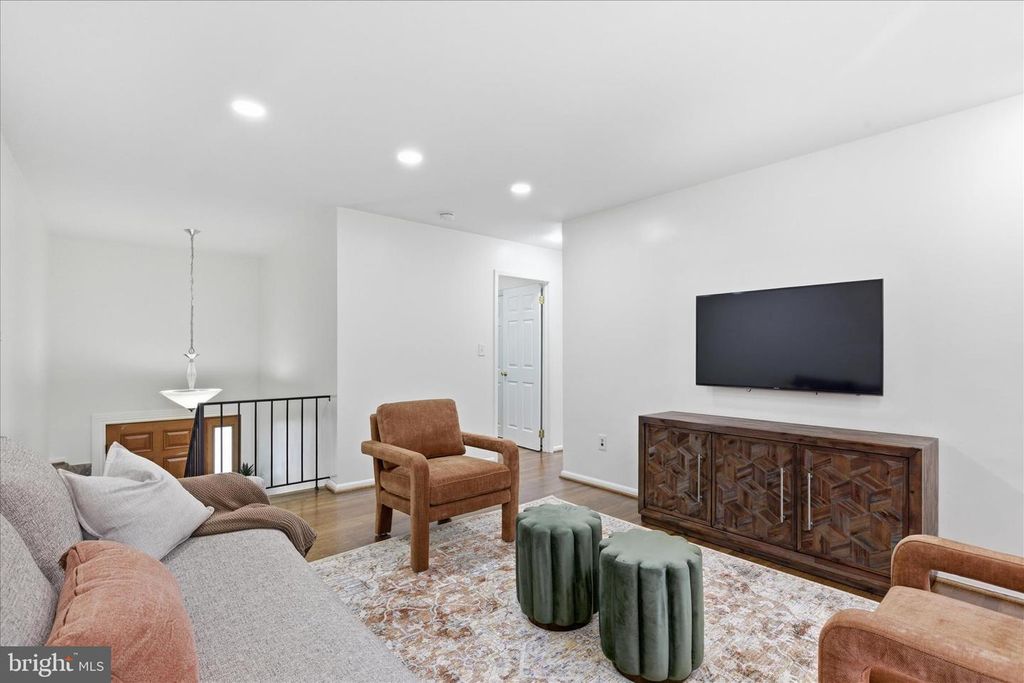 Image 9 of property listing at 824 BOOKER DR, Capitol Heights, MD 20743