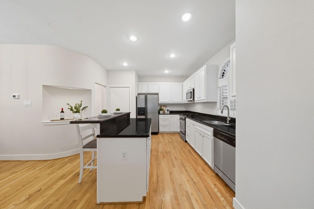 Image 25 of property listing at 5817 Darling Street D, Houston, TX 77007