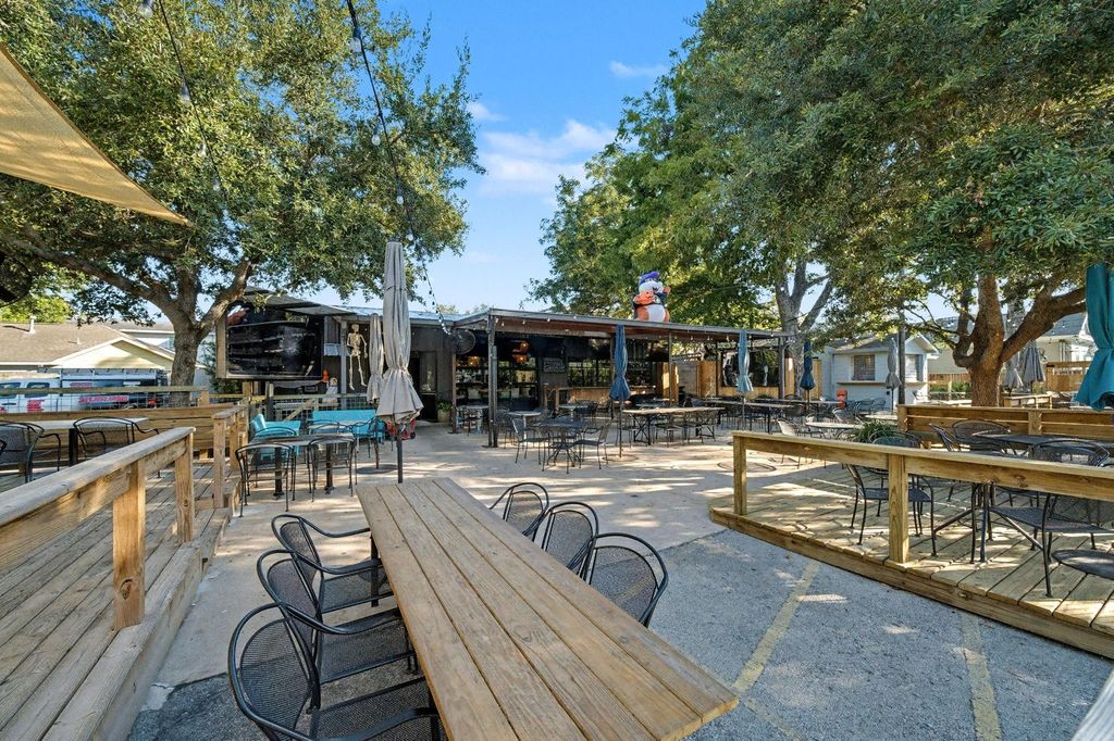 Image 36 of property listing at 5817 Darling Street D, Houston, TX 77007