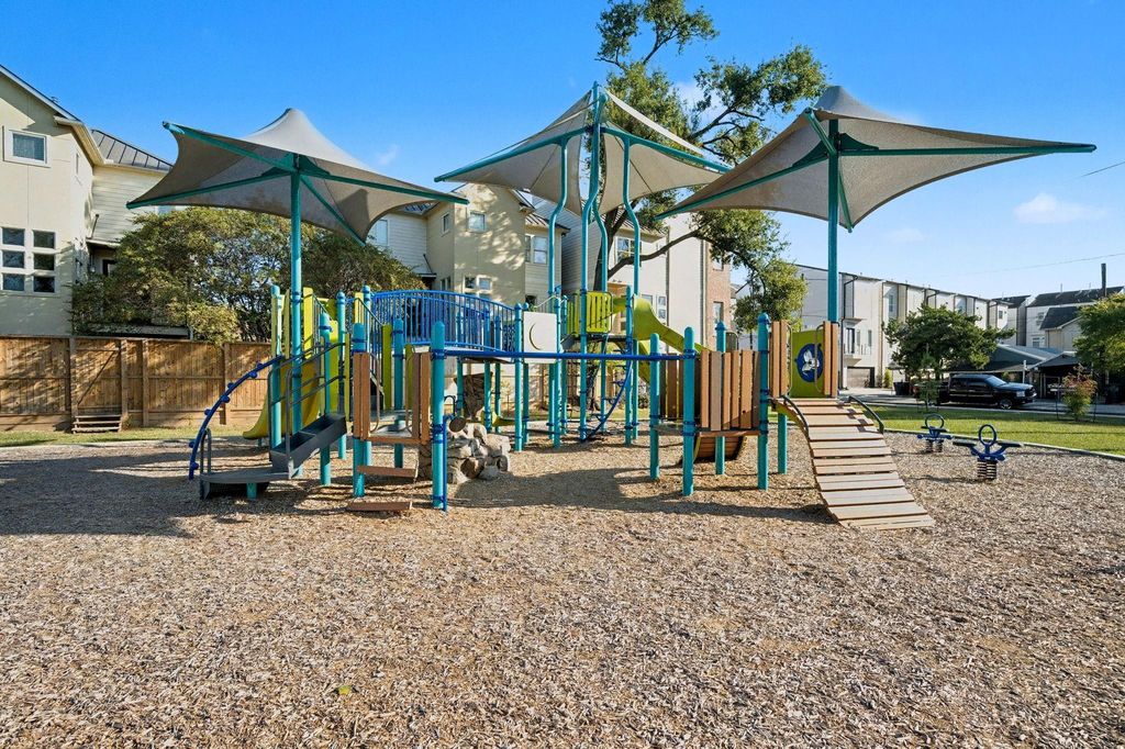 Image 37 of property listing at 5817 Darling Street D, Houston, TX 77007