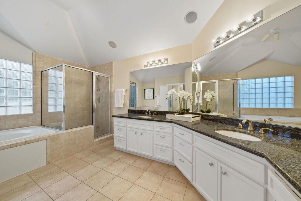 Image 6 of property listing at 5817 Darling Street D, Houston, TX 77007