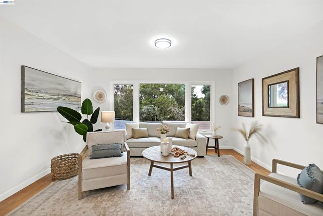 25480 University Ct, Hayward, CA 94542