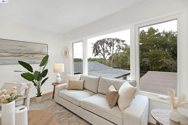 25480 University Ct, Hayward, CA 94542