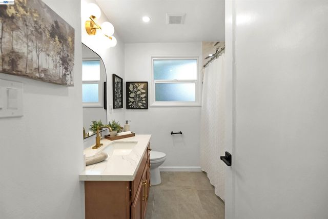 25480 University Ct, Hayward, CA 94542