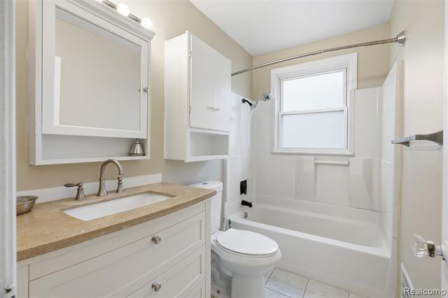 11431 Columbia, Redford, MI 48239