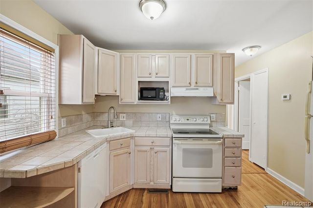 11431 Columbia, Redford, MI 48239