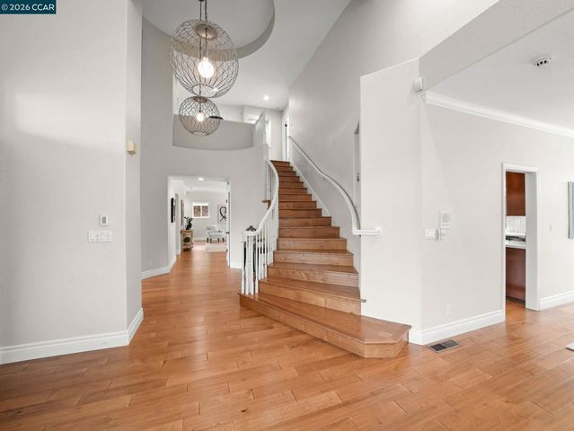 376 Blue Oak Ln, Clayton, CA 94517