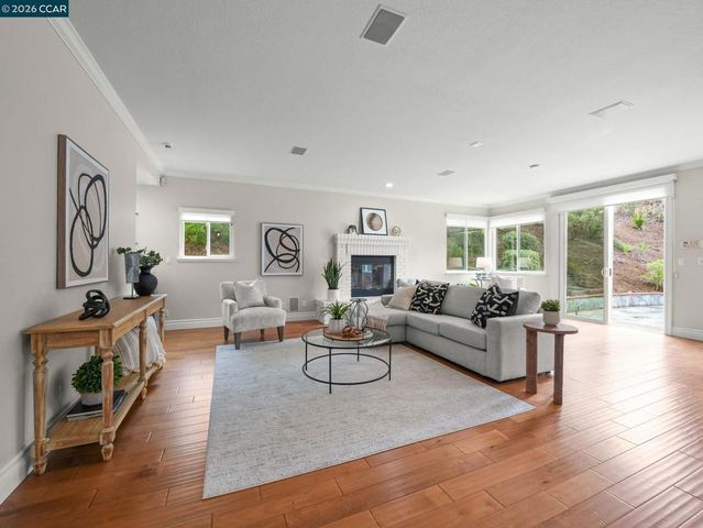 376 Blue Oak Ln, Clayton, CA 94517