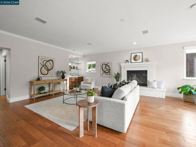 376 Blue Oak Ln, Clayton, CA 94517