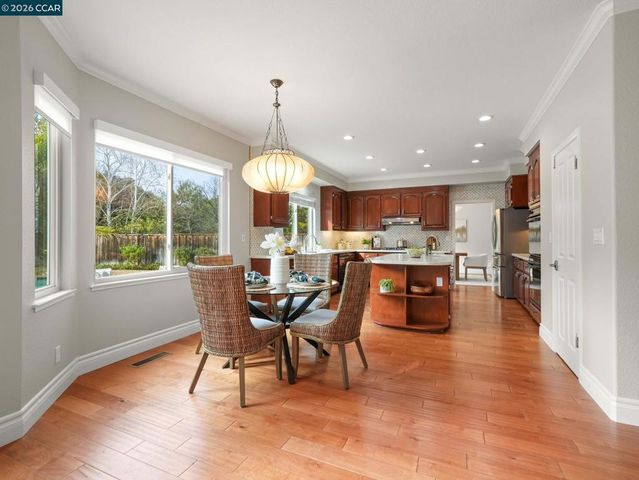 376 Blue Oak Ln, Clayton, CA 94517