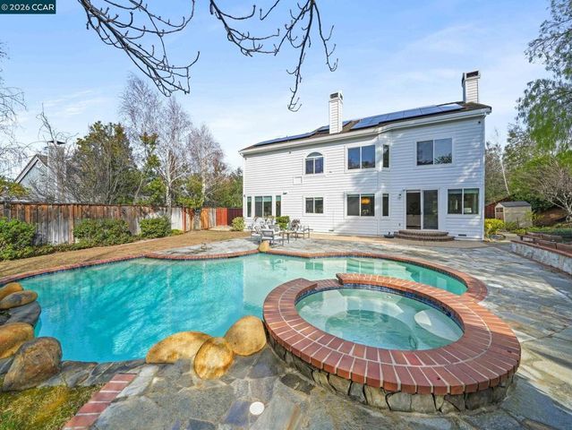 376 Blue Oak Ln, Clayton, CA 94517