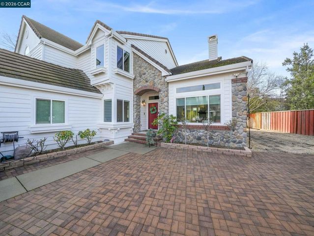 376 Blue Oak Ln, Clayton, CA 94517