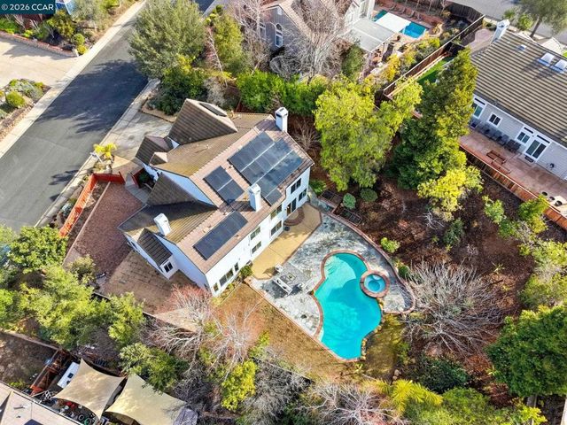 376 Blue Oak Ln, Clayton, CA 94517