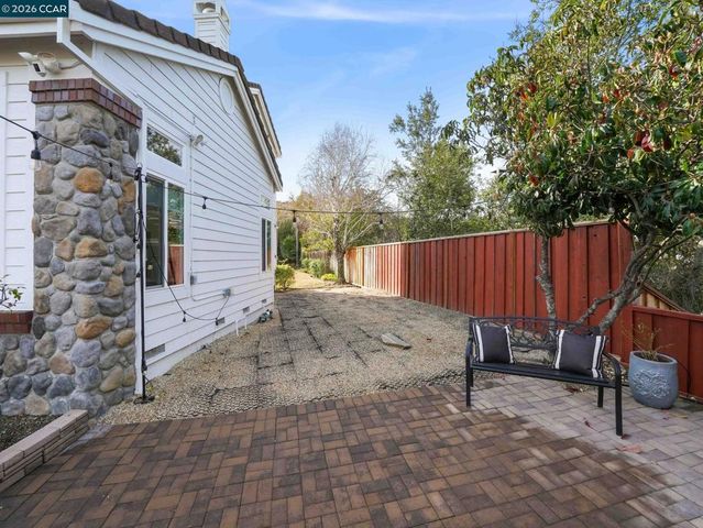 376 Blue Oak Ln, Clayton, CA 94517