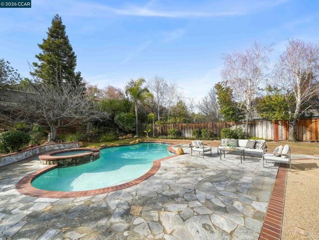 376 Blue Oak Ln, Clayton, CA 94517