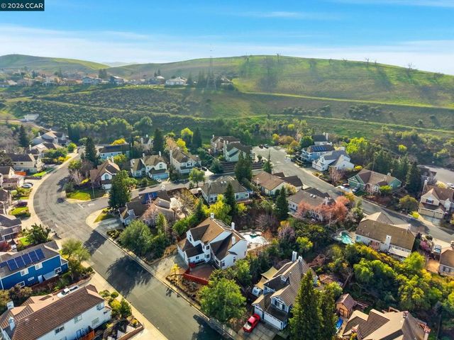 376 Blue Oak Ln, Clayton, CA 94517