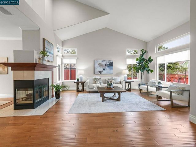 376 Blue Oak Ln, Clayton, CA 94517