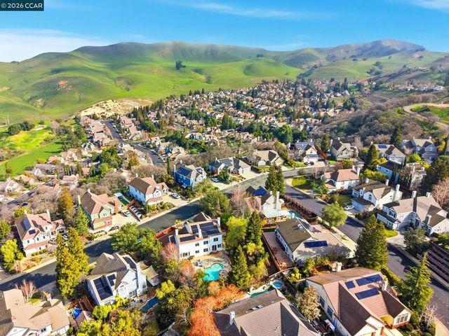 376 Blue Oak Ln, Clayton, CA 94517