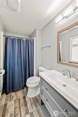 3995 Fischer Park Avenue NE, Bremerton, WA 98310